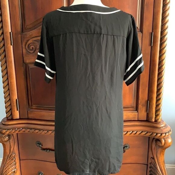 Forever 21 black and white tunic- size S - Picture 2 of 6